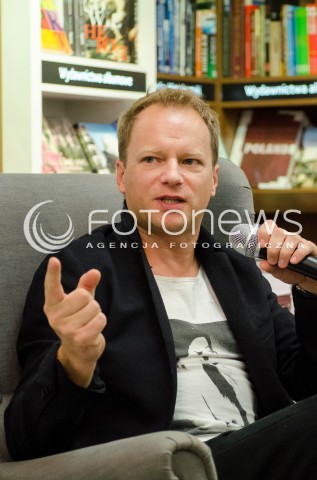  23.10.2014 WARSZAWA SPOTKANIE Z MACIEJEM STUHREM W KSIEGARNI MATRAS PO PREMIERZE KSIAZKI OBYWATEL N/Z MACIEJ STUHR  