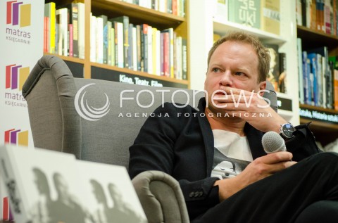  23.10.2014 WARSZAWA SPOTKANIE Z MACIEJEM STUHREM W KSIEGARNI MATRAS PO PREMIERZE KSIAZKI OBYWATEL N/Z MACIEJ STUHR  