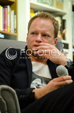  23.10.2014 WARSZAWA SPOTKANIE Z MACIEJEM STUHREM W KSIEGARNI MATRAS PO PREMIERZE KSIAZKI OBYWATEL N/Z MACIEJ STUHR  