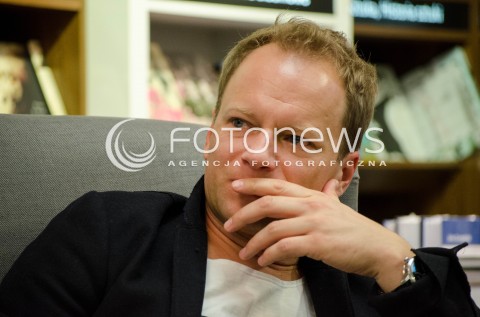  23.10.2014 WARSZAWA SPOTKANIE Z MACIEJEM STUHREM W KSIEGARNI MATRAS PO PREMIERZE KSIAZKI OBYWATEL N/Z MACIEJ STUHR  