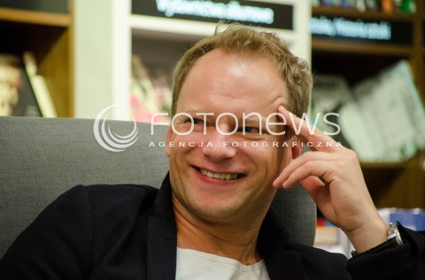 23.10.2014 WARSZAWA SPOTKANIE Z MACIEJEM STUHREM W KSIEGARNI MATRAS PO PREMIERZE KSIAZKI OBYWATEL N/Z MACIEJ STUHR  