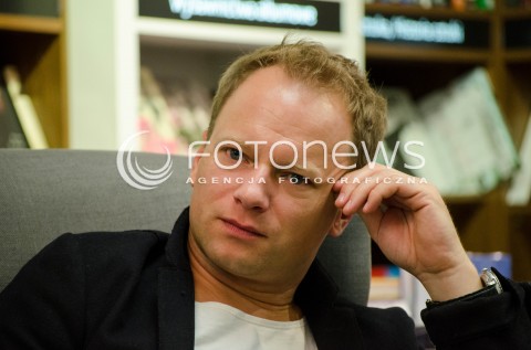  23.10.2014 WARSZAWA SPOTKANIE Z MACIEJEM STUHREM W KSIEGARNI MATRAS PO PREMIERZE KSIAZKI OBYWATEL N/Z MACIEJ STUHR  