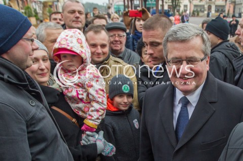  26.10.2014 RZESZOW <br />WIZYTA PREZYDENTA RP BRONISLAWA KOMOROWSKIEGO NA PODKARPACIU<br />ZWIEDZANIE RYNKU W RZESZOWIE<br />N/Z BRONISLAW KOMOROWSKI - MIESZKANCY RZESZOWA<br /> 