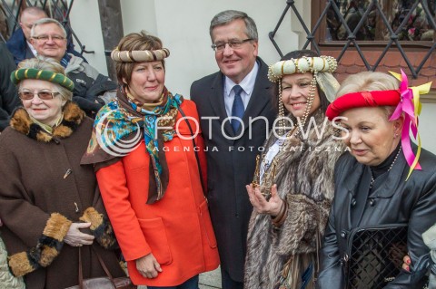  26.10.2014 RZESZOW <br />WIZYTA PREZYDENTA RP BRONISLAWA KOMOROWSKIEGO NA PODKARPACIU<br />ZWIEDZANIE RYNKU W RZESZOWIE<br />N/Z BRONISLAW KOMOROWSKI KRYSTYNA SKOWRONSKA<br /> 