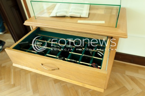  28.10.2014 WARSZAWA<br />POSIEDZENIE RADY MINISTROW<br />N/Z TELEFONY MINISTROW SZUFLADA NA TELEFONY DEPOZYT<br /> 