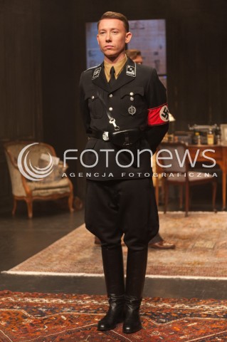  03.11.2014 WARSZAWA TEATR POLONIA<br />PROBA MEDIALNA SPEKTAKLU KOLACJA KANIBALI<br />N/Z RAFAL MOHR<br /> 