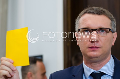  06.11.2014 WARSZAWA POSIEDZENIE SEJMU N/Z PRZEMYSLAW WIPLER TRZYMAJACY ZOLTA KARTKE  