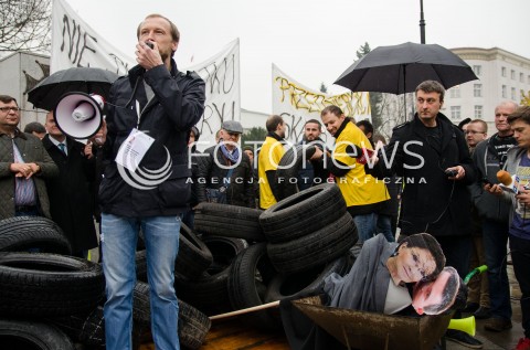  07.11.2014 WARSZAWA PRZEDSIEBIORCY MANIFESTUJA POD SEJMEM N/Z PROTEST   