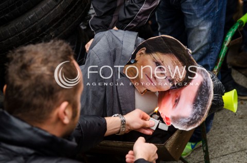  07.11.2014 WARSZAWA PRZEDSIEBIORCY MANIFESTUJA POD SEJMEM N/Z PROTEST PODPALENIE KUKIEL PREMIER EWY KOPACZ I MINISTRA FINANSOW MATEUSZA SZCZURKA   