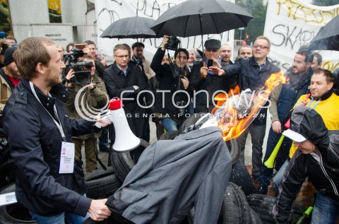  07.11.2014 WARSZAWA PRZEDSIEBIORCY MANIFESTUJA POD SEJMEM N/Z PROTEST TACZKA PLONACE KUKLY PREMIER EWY KOPACZ I MINISTRA FINANSOW MATEUSZA SZCZURKA   