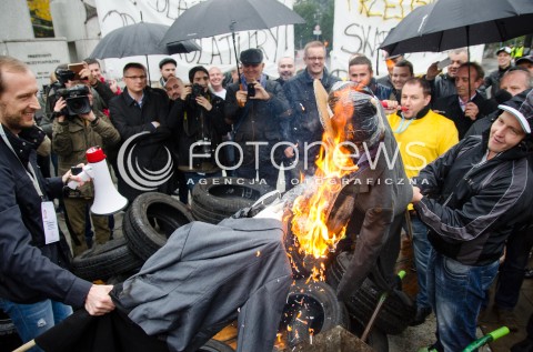  07.11.2014 WARSZAWA PRZEDSIEBIORCY MANIFESTUJA POD SEJMEM N/Z PROTEST TACZKA PLONACE KUKLY PREMIER EWY KOPACZ I MINISTRA FINANSOW MATEUSZA SZCZURKA   