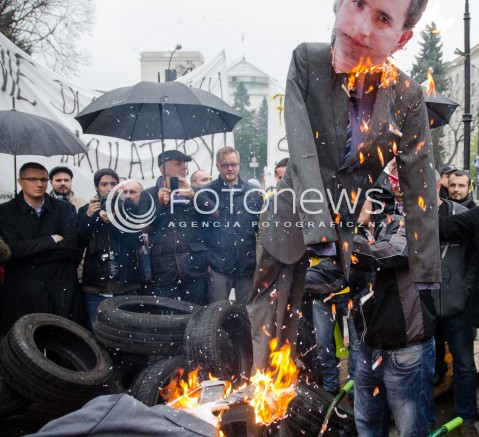  07.11.2014 WARSZAWA PRZEDSIEBIORCY MANIFESTUJA POD SEJMEM N/Z PROTEST TACZKA PLONACE KUKLY PREMIER EWY KOPACZ I MINISTRA FINANSOW MATEUSZA SZCZURKA   
