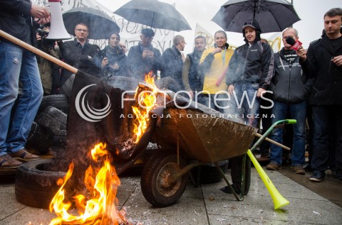  07.11.2014 WARSZAWA PRZEDSIEBIORCY MANIFESTUJA POD SEJMEM N/Z PROTEST TACZKA PLONACE KUKLY PREMIER EWY KOPACZ I MINISTRA FINANSOW MATEUSZA SZCZURKA   