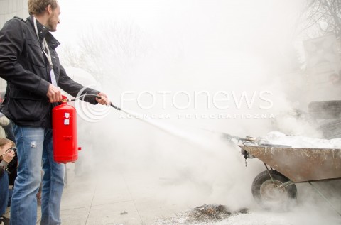  07.11.2014 WARSZAWA PRZEDSIEBIORCY MANIFESTUJA POD SEJMEM N/Z PROTEST GASNICA GASZENIE   