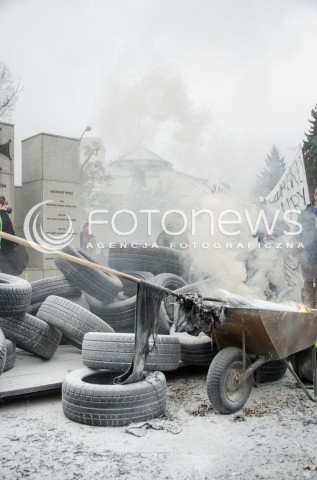  07.11.2014 WARSZAWA PRZEDSIEBIORCY MANIFESTUJA POD SEJMEM N/Z PROTEST TACZKA OPONY SEJM   