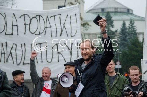  07.11.2014 WARSZAWA PRZEDSIEBIORCY MANIFESTUJA POD SEJMEM N/Z PROTEST TRANSPARENT   