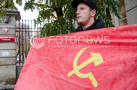  08.11.2014 WARSZAWA ANTYFASZYSTOWSKA MANIFESTACJA RAZEM PRZECIWKO NACJONALIZMOWI W WARSZAWIE N/Z MANIFESTACJA FLAGA Z SIERPEM I MLOTEM   