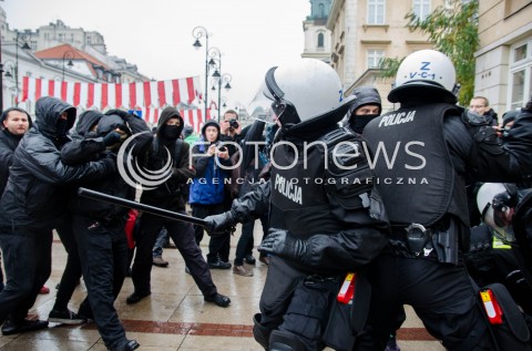  08.11.2014 WARSZAWA ANTYFASZYSTOWSKA MANIFESTACJA RAZEM PRZECIWKO NACJONALIZMOWI W WARSZAWIE N/Z MANIFESTACJA POLICJA ZAMIESZKI STARCIE  