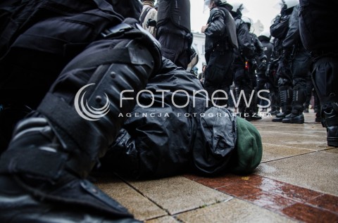  08.11.2014 WARSZAWA ANTYFASZYSTOWSKA MANIFESTACJA RAZEM PRZECIWKO NACJONALIZMOWI W WARSZAWIE N/Z MANIFESTACJA POLICJA ZAMIESZKI STARCIE  