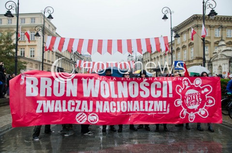  08.11.2014 WARSZAWA ANTYFASZYSTOWSKA MANIFESTACJA RAZEM PRZECIWKO NACJONALIZMOWI W WARSZAWIE N/Z MANIFESTACJA CZOLO MARSZU TRANSPARENT  