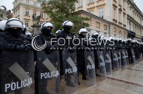  08.11.2014 WARSZAWA ANTYFASZYSTOWSKA MANIFESTACJA RAZEM PRZECIWKO NACJONALIZMOWI W WARSZAWIE N/Z MANIFESTACJA POLICJA   