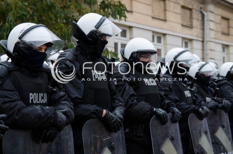  08.11.2014 WARSZAWA ANTYFASZYSTOWSKA MANIFESTACJA RAZEM PRZECIWKO NACJONALIZMOWI W WARSZAWIE N/Z MANIFESTACJA POLICJA   