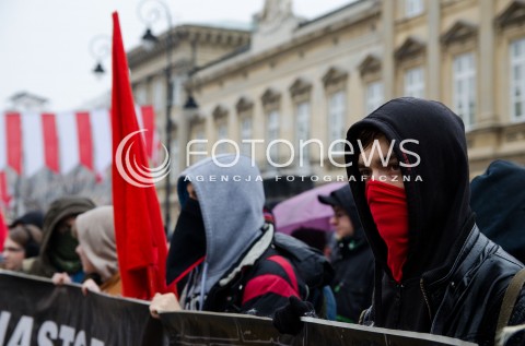  08.11.2014 WARSZAWA ANTYFASZYSTOWSKA MANIFESTACJA RAZEM PRZECIWKO NACJONALIZMOWI W WARSZAWIE N/Z MANIFESTACJA UCZESTNICY ZASLONIETE TWARZE ANTIFA   