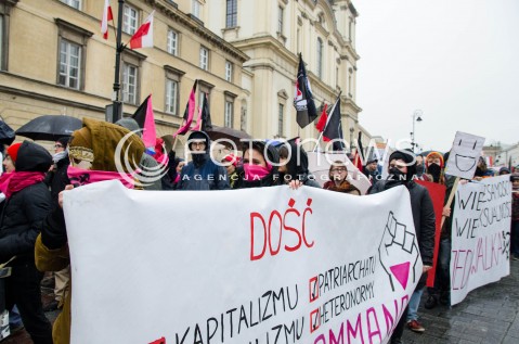  08.11.2014 WARSZAWA ANTYFASZYSTOWSKA MANIFESTACJA RAZEM PRZECIWKO NACJONALIZMOWI W WARSZAWIE N/Z MANIFESTACJA TRANSPARENT UCZESTNICY   