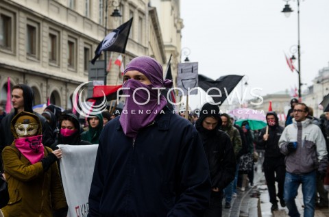  08.11.2014 WARSZAWA ANTYFASZYSTOWSKA MANIFESTACJA RAZEM PRZECIWKO NACJONALIZMOWI W WARSZAWIE N/Z MANIFESTACJA UCZESTNICY ZASLONIETE TWARZE ANTIFA  