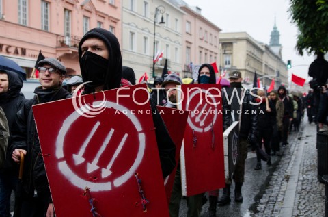  08.11.2014 WARSZAWA ANTYFASZYSTOWSKA MANIFESTACJA RAZEM PRZECIWKO NACJONALIZMOWI W WARSZAWIE N/Z MANIFESTACJA UCZESTNICY ZASLONIETE TWARZE ANTIFA  