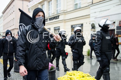  08.11.2014 WARSZAWA ANTYFASZYSTOWSKA MANIFESTACJA RAZEM PRZECIWKO NACJONALIZMOWI W WARSZAWIE N/Z MANIFESTACJA UCZESTNIK Z ZASLONIETA TWARZA ANTIFA  
