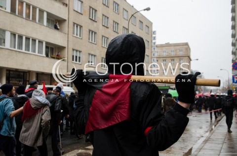  08.11.2014 WARSZAWA ANTYFASZYSTOWSKA MANIFESTACJA RAZEM PRZECIWKO NACJONALIZMOWI W WARSZAWIE N/Z MANIFESTACJA FLAGA ANTIFA  