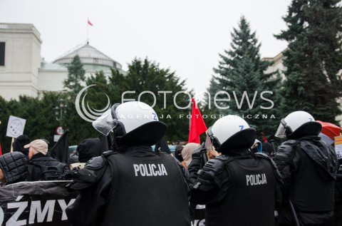  08.11.2014 WARSZAWA ANTYFASZYSTOWSKA MANIFESTACJA RAZEM PRZECIWKO NACJONALIZMOWI W WARSZAWIE N/Z MANIFESTACJA POLICJA   