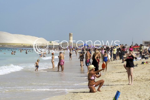  10.11.2014 DUBAJ ZEA <br />ZJEDNOCZONE EMIRATY ARABSKIE<br />ZDJECIE ILUSTRACYJNE<br />N/Z KAPIACY SIE LUDZIE NA PLAZY W CENTRUM DUBAJU<br /> 