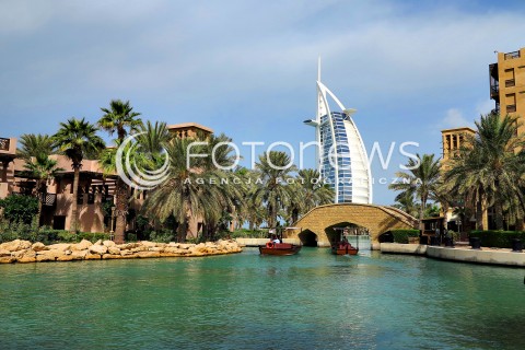  10.11.2014 DUBAJ ZEA <br />ZJEDNOCZONE EMIRATY ARABSKIE<br />ZDJECIE ILUSTRACYJNE<br />N/Z MADINAT JUMEIRAH WENECJA DUBAJU  I HOTEL BURJ AL ARAB <br /> 