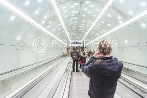  09.11.2014 WARSZAWA <br />DZIEN OTWARTY DLA LUDZI W NOWO POWSTALEJ II LINII STACJI METRA SWIETOKRZYSKA <br />N/Z ZWIEDZANIE STACJA SWIETOKRZYSKA RUCHOME SCHODY<br /> 