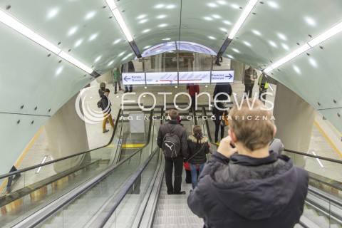  09.11.2014 WARSZAWA <br />DZIEN OTWARTY DLA LUDZI W NOWO POWSTALEJ II LINII STACJI METRA SWIETOKRZYSKA <br />N/Z ZWIEDZANIE STACJA SWIETOKRZYSKA RUCHOME SCHODY<br /> 