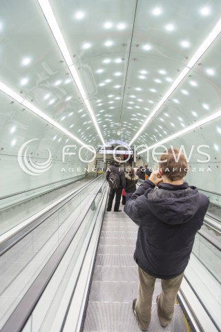  09.11.2014 WARSZAWA <br />DZIEN OTWARTY DLA LUDZI W NOWO POWSTALEJ II LINII STACJI METRA SWIETOKRZYSKA <br />N/Z ZWIEDZANIE STACJA SWIETOKRZYSKA RUCHOME SCHODY<br /> 
