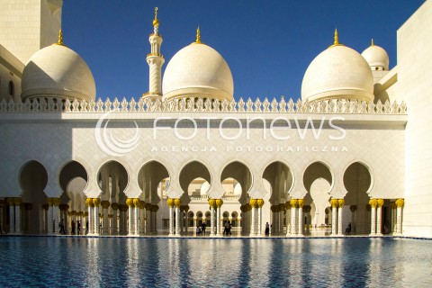  09.11.2014 ABU DHABI ZEA<br />ZJEDNOCZONE EMIRATY ARABSKIE<br />ZDJECIE ILUSTRACYJNE<br />MECZET SZEJKA ZAYEDA<br />N/Z PRZOD LUSTRO WODY I KOLUMNY MECZETU SZEJKA ZAYEDA W EMIRATACH ARABSKICH<br /> 