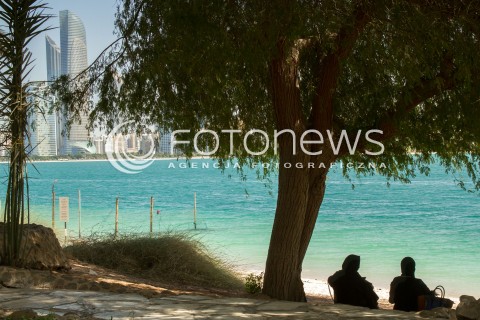  09.11.2014 ABU DHABI ZEA <br />ZJEDNOCZONE EMIRATY ARABSKIE<br />ZDJECIE ILUSTRACYJNE<br />OBRAZ MIASTA<br />N/Z KOBIETY ODPOCZYWAJA NA BRZEGU ZATOKI<br /> 