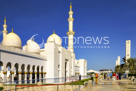  09.11.2014 ABU DHABI ZEA <br />ZJEDNOCZONE EMIRATY ARABSKIE<br />ZDJECIE ILUSTRACYJNE<br />MECZET SZEJKA ZAYEDA<br />N/Z PRZOD MECZETU Z LUSTREM WODY I KOLUMNAMI<br /> 