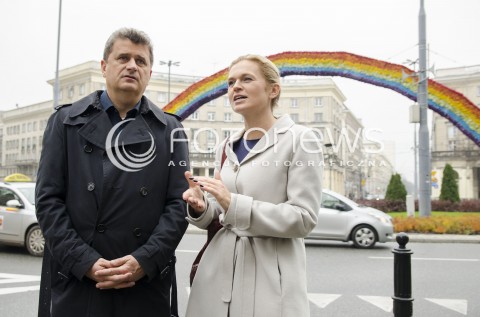  10.11.2014 WARSZAWA KONFERENCJA PRASOWA JANUSZA PALIKOTA I BARBARY NOWACKIEJ PRZED TECZA NA PL. ZBAWICIELA N/Z JANUSZ PALIKOT BARBARA NOWACKA TECZA  