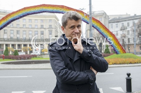  10.11.2014 WARSZAWA KONFERENCJA PRASOWA JANUSZA PALIKOTA I BARBARY NOWACKIEJ PRZED TECZA NA PL. ZBAWICIELA N/Z JANUSZ PALIKOT TECZA  