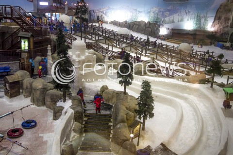  10.11.2014 DUBAJ ZEA <br />ZJEDNOCZONE EMIRATY ARABSKIE<br />ZDJECIE ILUSTRACYJNE<br />N/Z PARK SNIEZNY  I STOK NARCIARSKI W CENTRUM DUBAJU <br /> 