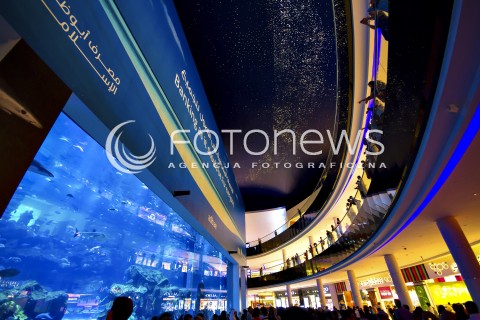  10.11.2014 DUBAJ ZEA<br />ZJEDNOCZONE EMIRATY ARABSKIE<br />ZDJECIE ILUSTRACYJNE<br />N/Z TURYSCI I KUPUJACY W CENTRUM HANDLOWYM OBSERWUJA NAJWIEKSZE NA SWIECIE AKWARIUM<br /> 