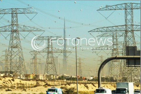  10.11.2014 DUBAJ ZEA <br />ZJEDNOCZONE EMIRATY ARABSKIE<br />ZDJECIE ILUSTRACYJNE<br />N/Z LINIE PRZESYLOWE WYSOKIEGO NAPIECIA  W TLE NAJWYZSZY BUDYNEK SWIATA <br /><br /> 