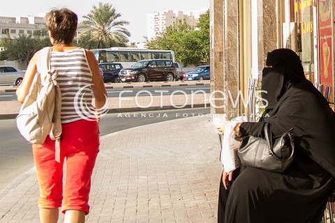  10.11.2014 DUBAJ ZEA <br />ZJEDNOCZONE EMIRATY ARABSKIE<br />ZDJECIE ILUSTRACYJNE<br />N/Z KOBIETA W CZADORZE I TURYSTKA NA ULICY W DUBAJU<br /> 