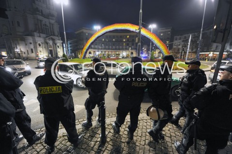 Plac Zbawiciela stał się twierdzą Policjantów podczas Święta Niepodległości