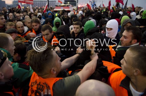  11.11.2014 WARSZAWIE MARSZ NIEPODLEGLOSCI 2014 N/Z ZAMIESZKI STARCIA Z POLICJA  