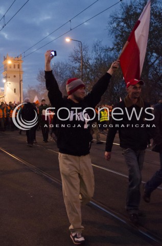  11.11.2014 WARSZAWIE MARSZ NIEPODLEGLOSCI 2014 N/Z ZAMIESZKI STARCIA Z POLICJA UCZESTNICY  